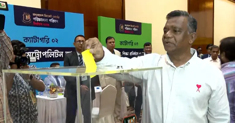 আমিনুল ইসলাম বুলবুলের ভোট দেয়ার মুহূর্ত